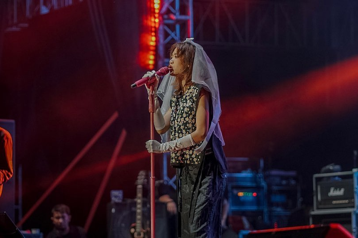 Widy 'Vierratale' saat manggung di Projek-D Vol 1.