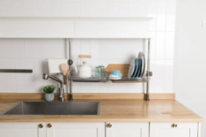 Desain dapur mungil banjir pujian Ibu-ibu. Sebab, barang rumah tangga ini bikin alat masak tersusun rapi. Lihat foto hasilnya. 