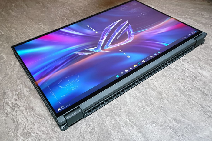 ASUS ROG Flow X16 merupakan laptop gaming premium dengan form factor 2 in 1 yaitu layar yang bisa diputar 360 derajat