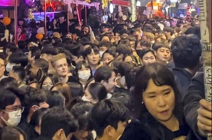 Cuplikan keramaian di gang Itaewon pada daat malam Halloween 