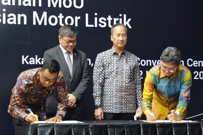 Kerja sama ION Mobility dan PLN untuk hadirkan infrastruktur pengisian daya motor listrik di Indonesia. 