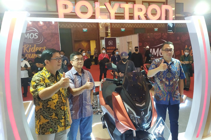 Perwakilan Polytron Indonesia yang memperkenalkan dua motor sekaligus pada IMOS 2022. 