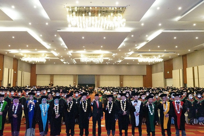 Puluhan mahasiswa UM Surabaya lulus tanpa mengerjakan skripsi, diganti dengan skema konversi.
