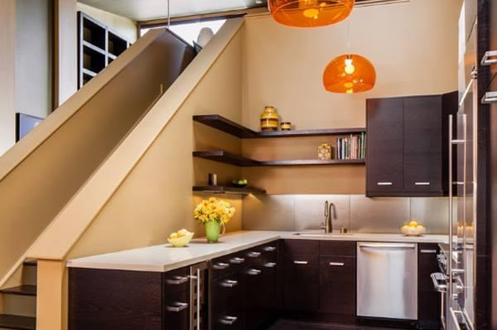 Inilah cara desain dapur mungil dibawah tangga menurut aturan feng shui. Lengkap dengan foto contohnya. 