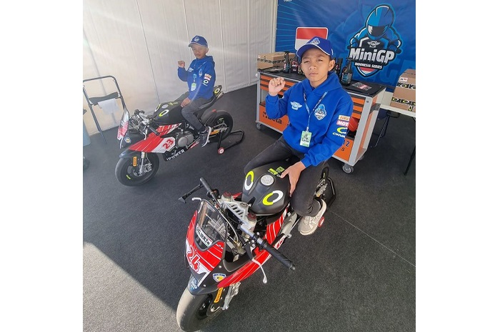 Dua pembalap cilik Indonesia Lanova Tantra Mahardika (kanan) dan Clevan Louis Valera (kiri) siap hadapi final FIM MiniGP World Series.
