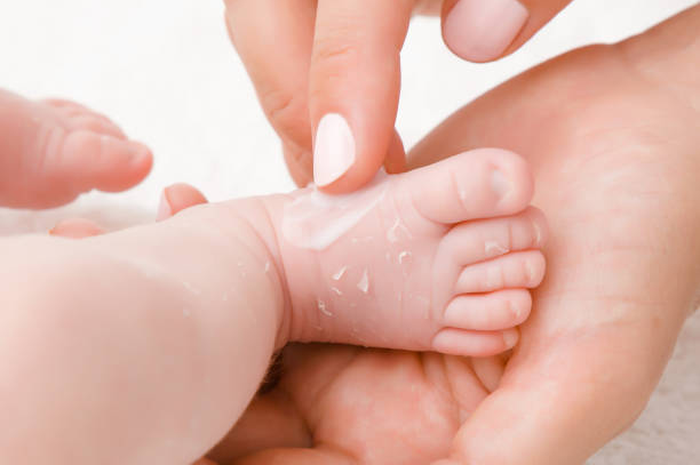 Bayi alami kulit kering, cobalah untuk gunakan beberapa rekomendasi krim yang cocok untuk melembutkan kulit bayi.