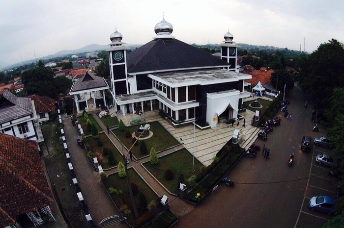 Berikut ini informasi 4 tempat wisata relegi di Purwakarta yang bikin foto Instagram kita jadi makin adem. Yuk, kita kunjungi. 