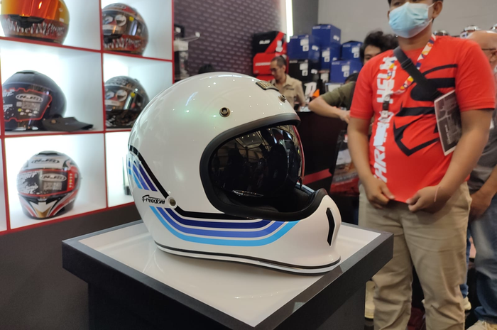 NJS Freedom hadir di IMOS 2022, helm cakil yang kalcer ini dijual mulai Rp 650 ribuan.