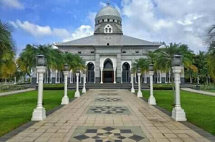 3 tempat wisata religi di Ogan Ilir bisa kita kunjungi untuk liburan akhir pekan dan hari-hari khusus. Foto suasananya bikin hati adem.