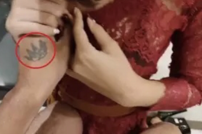Foto interior kamar hotel di Surabaya mengungkap identitas video viral wanita kebaya merah. Akhirnya terbongkar juga.