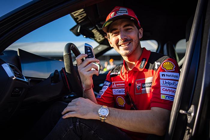 Sudah jadi Juara Dunia MotoGP 2022, Francesco Bagnaia juga mendapatkan BMW M3 seharga Rp 1,8 milyar.