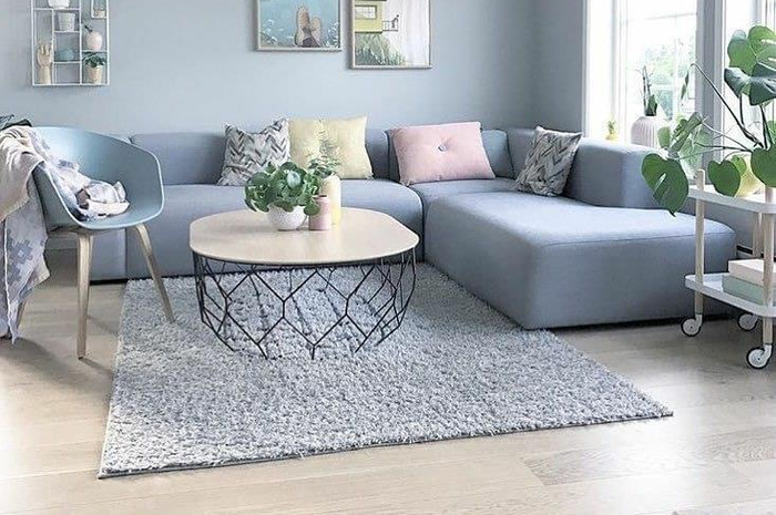 Ilmu feng shui mengatur desain ruang tamu menjadi seperti ini agar bisa membawa hoki masuk ke dalam rumah. 