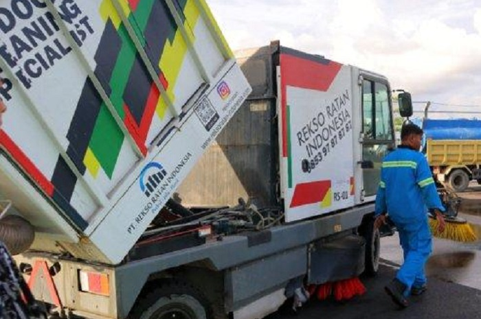 Jelang WSBK Indonesia 2022, mobil road sweeper semakin rajin membersihkan kotoran dari permukaan aspal baru Sirkuit Mandalika.