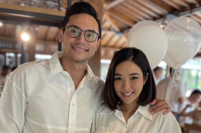 6 foto bukti Gisella Anastasia sudah jadian dengan Rino Soedarjo. Tangan sang pengusaha tajir sampai bikin salfok. 