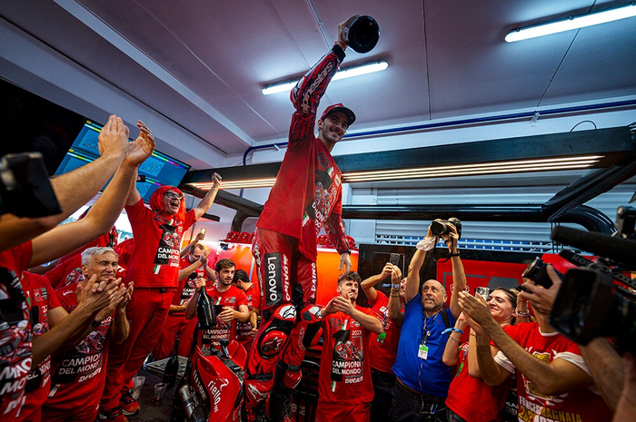 Francesco Bagnaia berselebrasi dengan riuh dan riang selepas menjadi juara dunia MotoGP 2022. Ia beberkan suasana dalam paddock. 