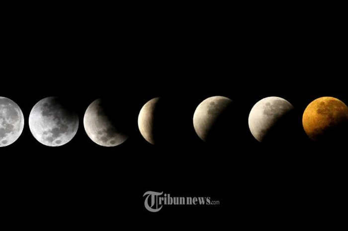  Proses gerhana bulan parsial terlihat dari kawasan Desa Rancamanyar, Kecamatan Baleendah, Kabupaten Bandung, Rabu (17/7/2019) dinihari. 