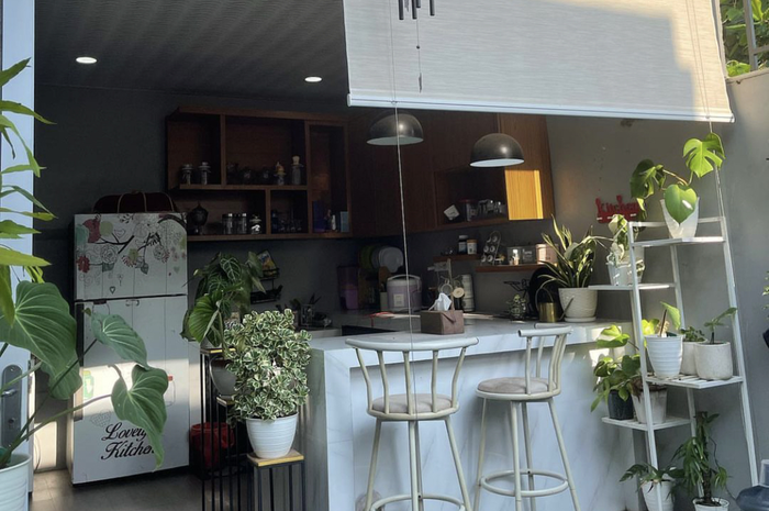 Desain dapur terbuka rumah tipe 36 sengaja mengadopsi trik begini. Area memasak jadi nggak sumpek. Foto hasilnya tampak beda.