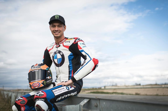 Michael Van Der Mark, pembalap dari tim BMW Motorrad WSBK Team yang merupakan keturunan Indonesia dari sang Nenek. Akan berlaga di WSBK Mandalika mendatang. 
