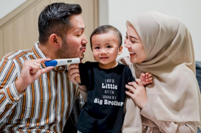 Kesha Ratuliu bersama Adhi Permana dan anak pertamanya. 