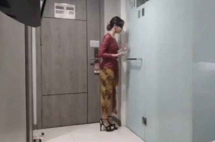 Pemeran video syur wanita kebaya merah