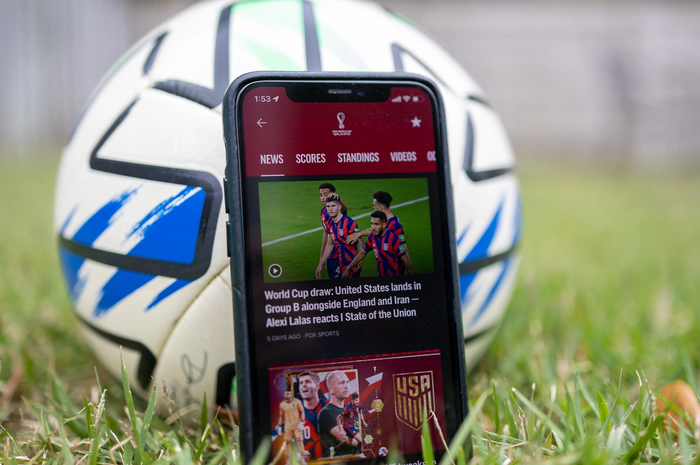 Ilustrasi nonton Piala Dunia 2022 di smaertphone pakai paket internet Tri yang dijual dengan harga di bawah Rp 50.000.