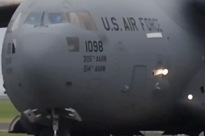 Inilah foto penampakan pesawat super gede milik US Air Force yang mendarat di Bali. Warga sampai dibikin melongo. 
