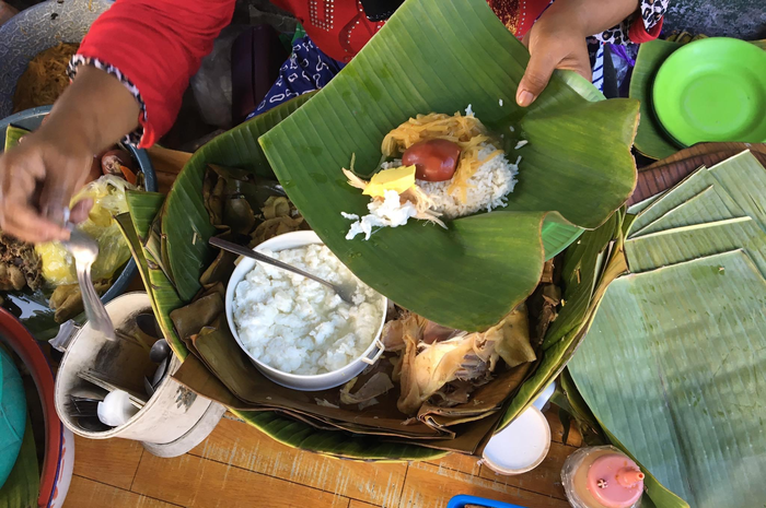 Simak ulasan 5 foto tempat wisata kuliner legendaris di Solo Jawa Tengah. Tentu, datang ke sini dijamin bisa sarapan enak. 