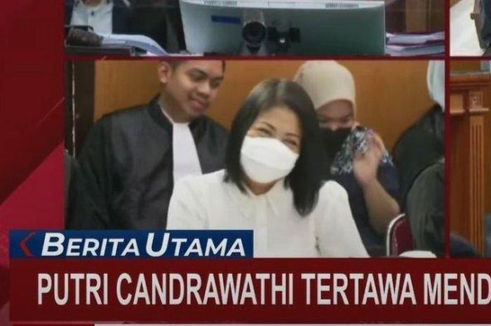 Senyum Putri Candrawathi di persidangan