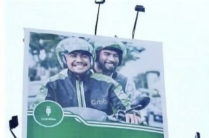 Melihat foto wajahnya sengaja dipasang di iklan billboard, aktor pria ini menagih ganti rugi Rp 50 juta ke Grab Indonesia. 