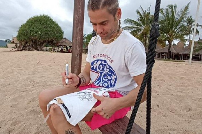 Calon juara dunia WSBK 2022 Alvaro Bautista bersantai di pantai sambil ketemu fans jelang WSBK Mandalika 2022.