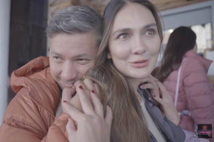 Gading Marten Kepergok Peluk Luna Maya Saat Liburan Bersama di Jepang 