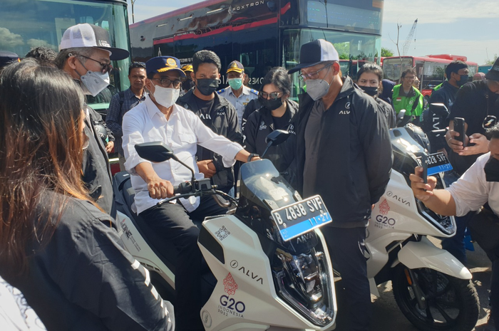 Menteri Perhubungan Budi Karya jajal motor listrik Alva One