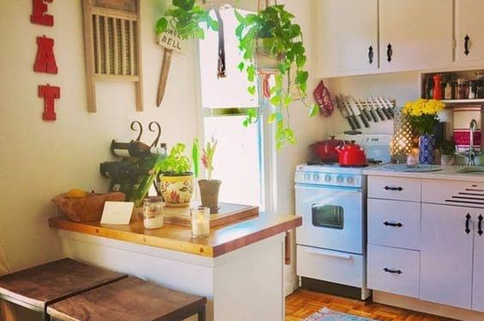 Foto desain dapur mungil tampak semakin segar. Ternyata 7 tamana hias ini jadi solusi. Masalah area masak pun teratasi. 