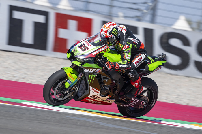 Pembalap Jonathan Rea dan Alex Lowes keluhkan kondisi aspal di hari pertama WSBK Mandalika 2022.