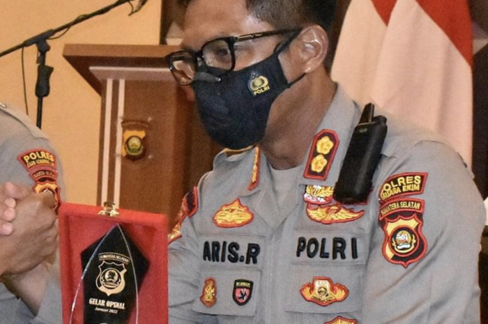 Sampai jadi rebutan 3 wanita, setampan apa AKBP Aris Rusdianto? Inilah wajah eks Kapolres Muara Enim yang ramai dibahas.