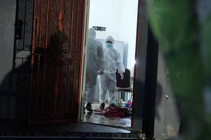 Petugas PMI mendisinfektan rumah yang menjadi lokasi ditemukannya 4 orang meninggal dunia dalam keadaan membusuk, di Citra Garden, Kalideres, Jakarta Barat, Sabtu (12/11/2022).