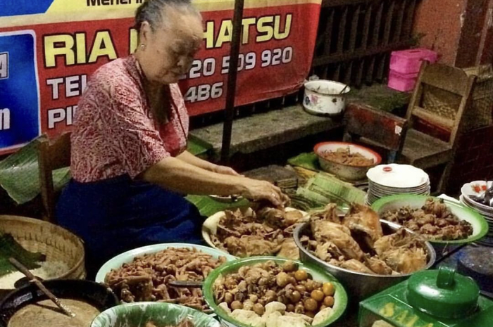 7 tempat wisata kuliner enak di Solo. Foto jajanan pun begitu menggoda mata. Yuk, kita cicipi. 