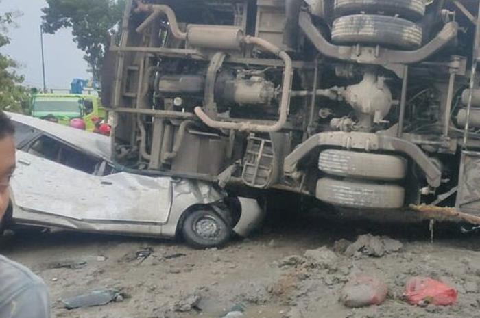 Foto mobil sejuta umat ditindih bus oleng sampai gepeng masih menyimpan hikmah. Syukurlah sopir keluar dalam kondisi begini.