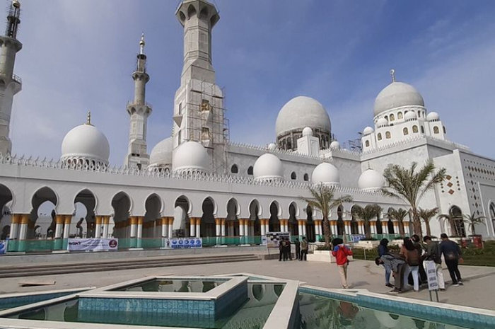 Masjid Raya Sheikh Zayed Solo di Kelurahan Gilingan, Kecamatan Banjarsari, Solo, Jawa Tengah