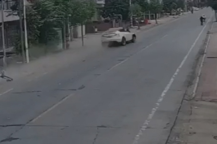 Tangkapan layar kecelakaan mobil Tesla di Tiongkok yang tewaskan dua warga, Sabtu (5/11).