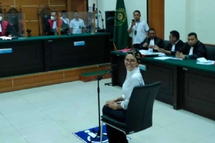 Jaksa Penuntut Umum (JPU) Kejaksaan Negeri Serang mendakwa artis Nikita Mirzani melakukan tindak pidana pencemaran nama baik dan Undang-undang Informasi dan Transaksi Elektronik (ITE).