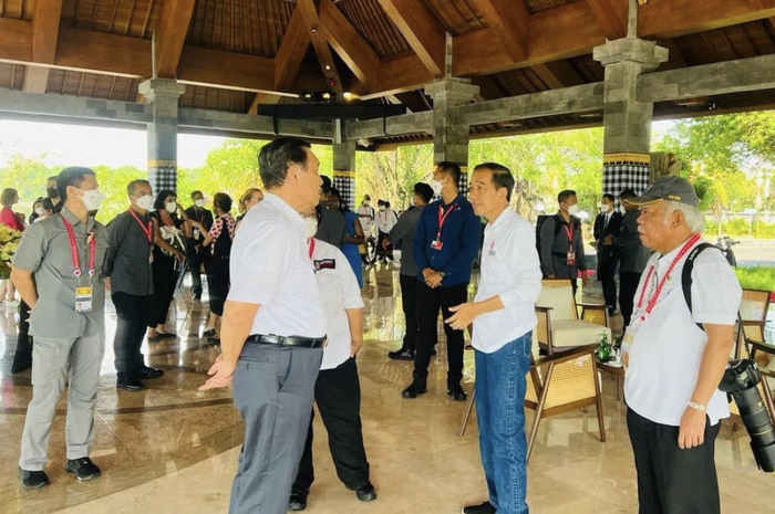 Foto gaya menteri Jokowi ini mencuri perhatian. Dia menyandang kamera DSLR lensa tele panjang di Tahura Bali. 