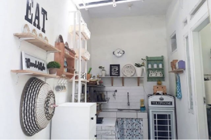 Desain atap dapur kecil sengaja dibuat dengan model begini agar bebas sumpek. Foto hasilnya jadi inspirasi. 