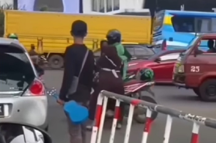 Emak-emak hajar driver ojol di Bekasi.