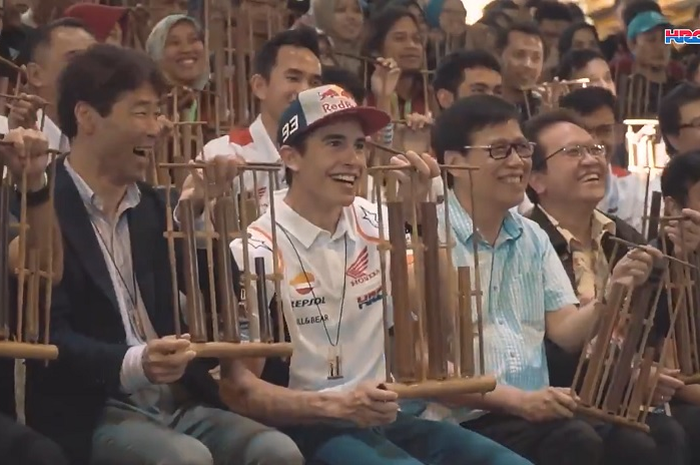 Pembalap MotoGP Marc Marquez bermain angklung di Saung Udjo, Bandung dalam acara Repsol Honda Team Visit Indonesia 2019.