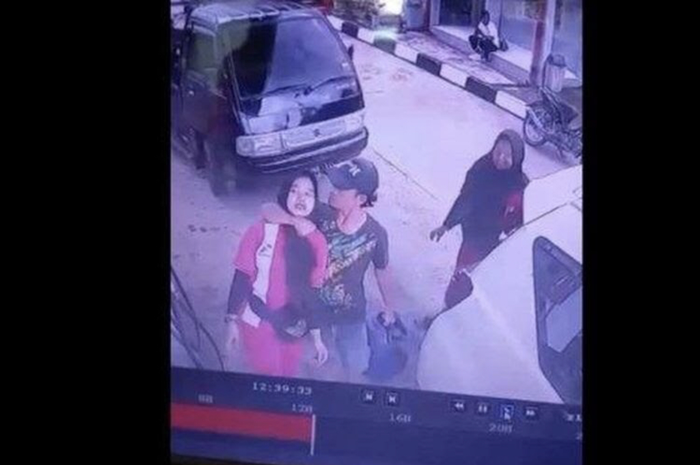Foto wanita petugas SPBU dipiting pria bertopi bikin heboh netizen di media sosial. Kasusnya berakhir begini. 