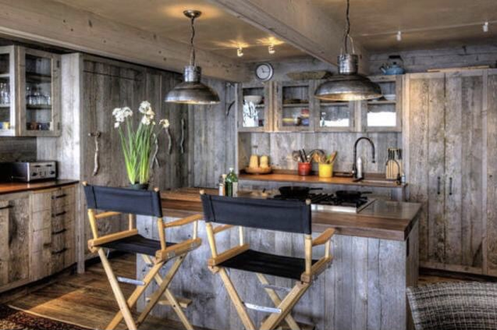 Dengan memilih kitchen set yang sengaja dibuat seperti begini, foto desain dapur di rumah mungil terlihat rustic.