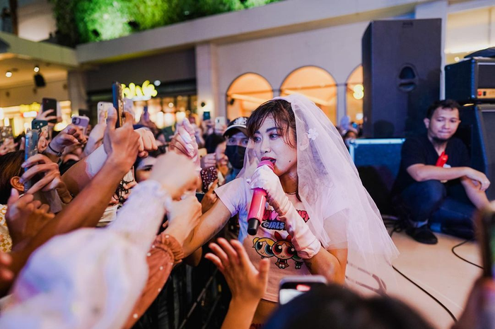 Gaya fashion Widi Vierratale di atas panggung