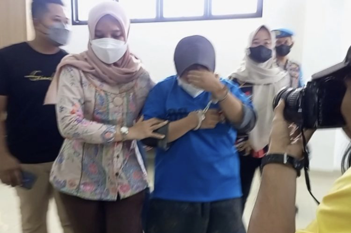 Pelaku yang menipu ratusan mahasiswa IPB membeli mobil dengan cara kredit. Hati korban luluh karena cara ini. 