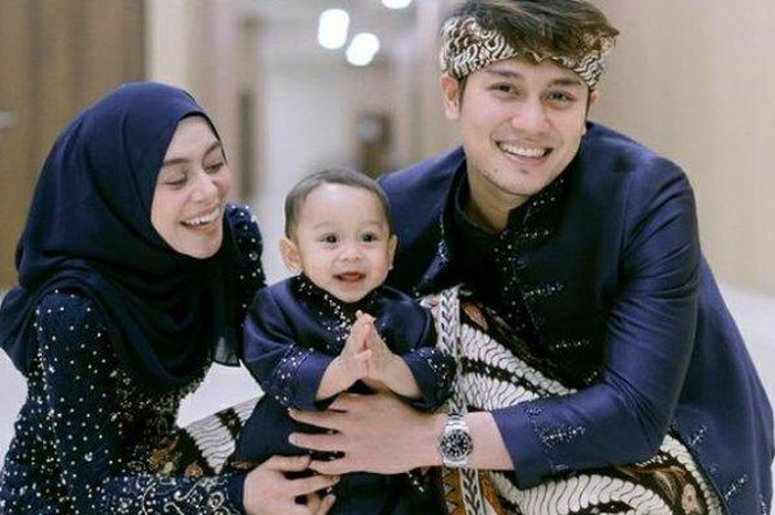 Di pernikahan kakak, Rizky Billar dan Lesti Kejora tampil mesra, seolah keduanya tak bisa dijauhkan. 